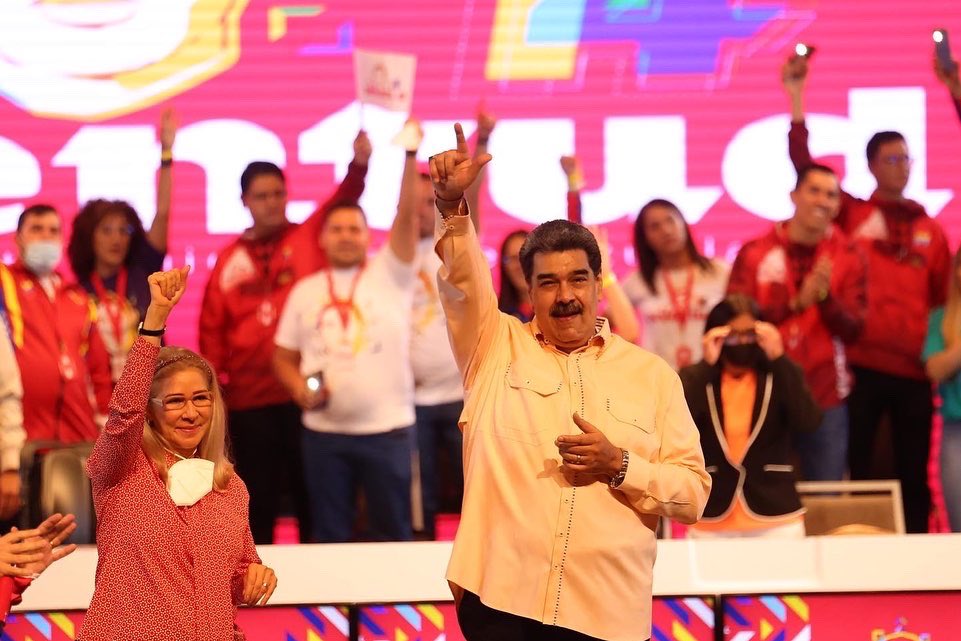 nicmaduroguerra's tweet photo. La @JuventudPSUV formada al calor de las enseñanzas del Comandante Chávez y la conducción del presidente @NicolasMaduro transita con optimismo el camino de bienestar y felicidad, ese que estamos construyendo para nuestros hijos e hijas. ¡Viva la juventud de Venezuela! https://t.co/AlZu0kje9h