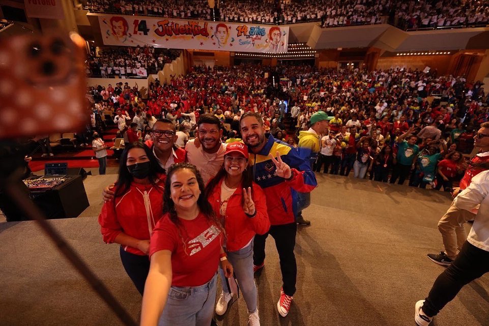 nicmaduroguerra's tweet photo. La @JuventudPSUV formada al calor de las enseñanzas del Comandante Chávez y la conducción del presidente @NicolasMaduro transita con optimismo el camino de bienestar y felicidad, ese que estamos construyendo para nuestros hijos e hijas. ¡Viva la juventud de Venezuela! https://t.co/AlZu0kje9h