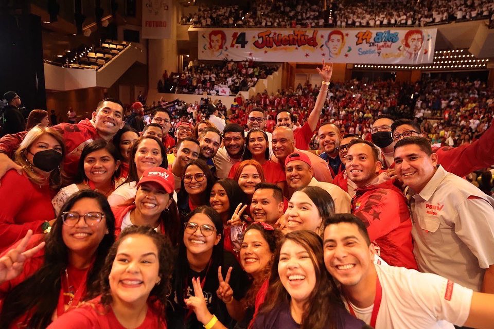 nicmaduroguerra's tweet photo. La @JuventudPSUV formada al calor de las enseñanzas del Comandante Chávez y la conducción del presidente @NicolasMaduro transita con optimismo el camino de bienestar y felicidad, ese que estamos construyendo para nuestros hijos e hijas. ¡Viva la juventud de Venezuela! https://t.co/AlZu0kje9h