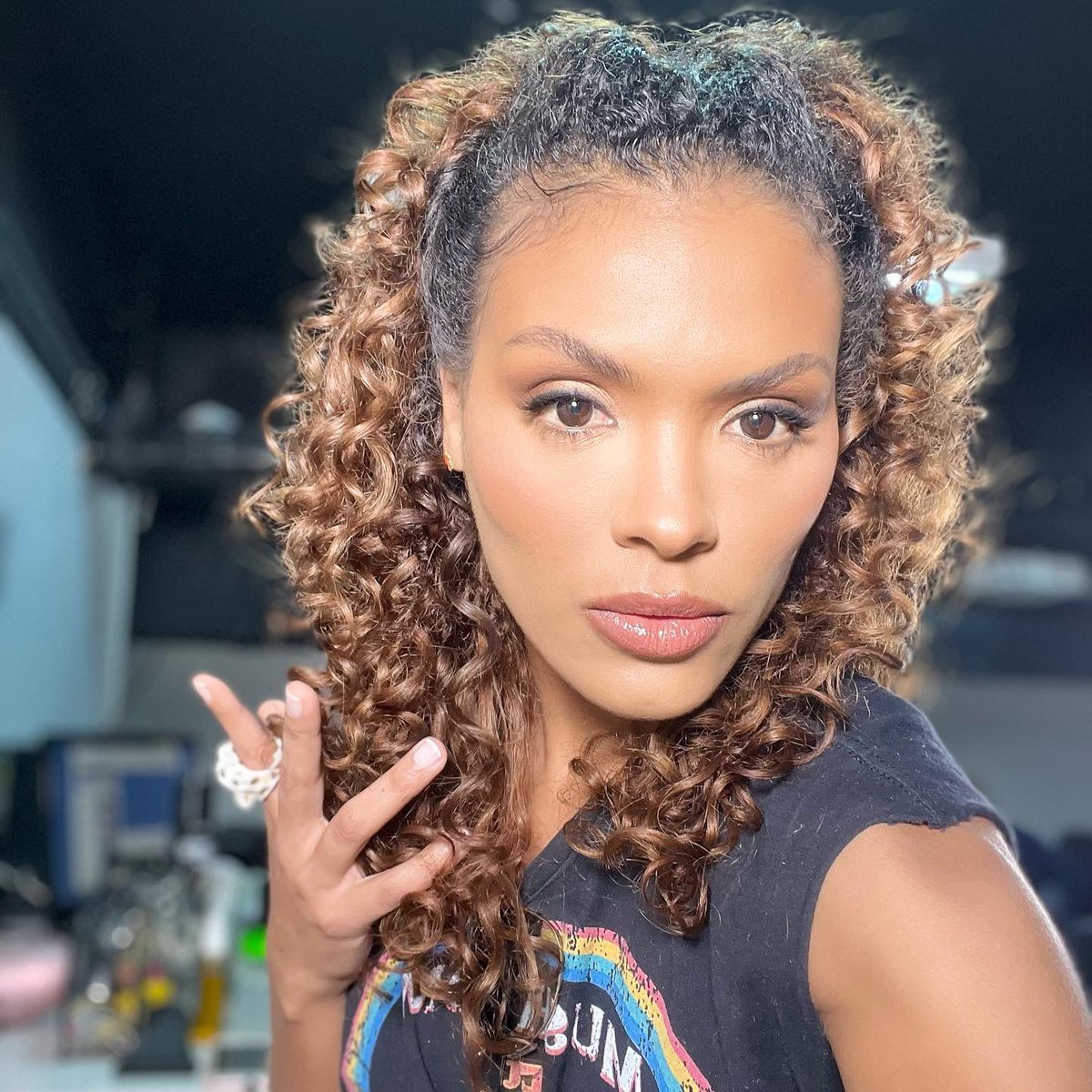 Boa noite 🌙 Se a oportunidade não te chama, construa uma porta e toque você mesmo a campainha. ✨ 🥷🏾