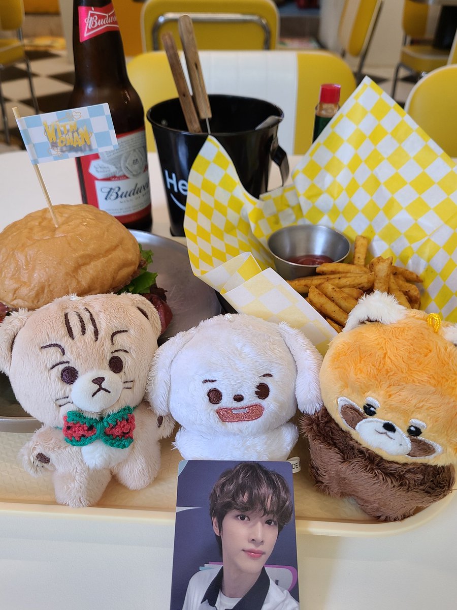 yass_yess_'s tweet photo. 나랑 성찬이의 공통점은...
햄버거 처돌이라는 점..❤️‍🔥❤️‍🔥
햄버거 짱 맛있구 매장에 이쁘게 꾸며져있어서 기분좋은 나머지 버드와이저 두병 때리고 왔음돠.
생일버거집 감사해요!!!

#자_찍어_치즈버거
#I_WANTANDLOVEYOU_MORE https://t.co/R5URcnek6q