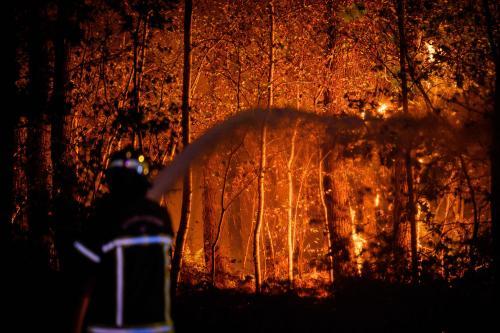 lavoixdunord's tweet photo. Incendie en Gironde: 1300 hectares de forêt brûlés à l’ouest de #Bordeaux, 500 maisons évacuées #Saumos  https://t.co/5UYM8uhliz https://t.co/TQpvoM7JdD