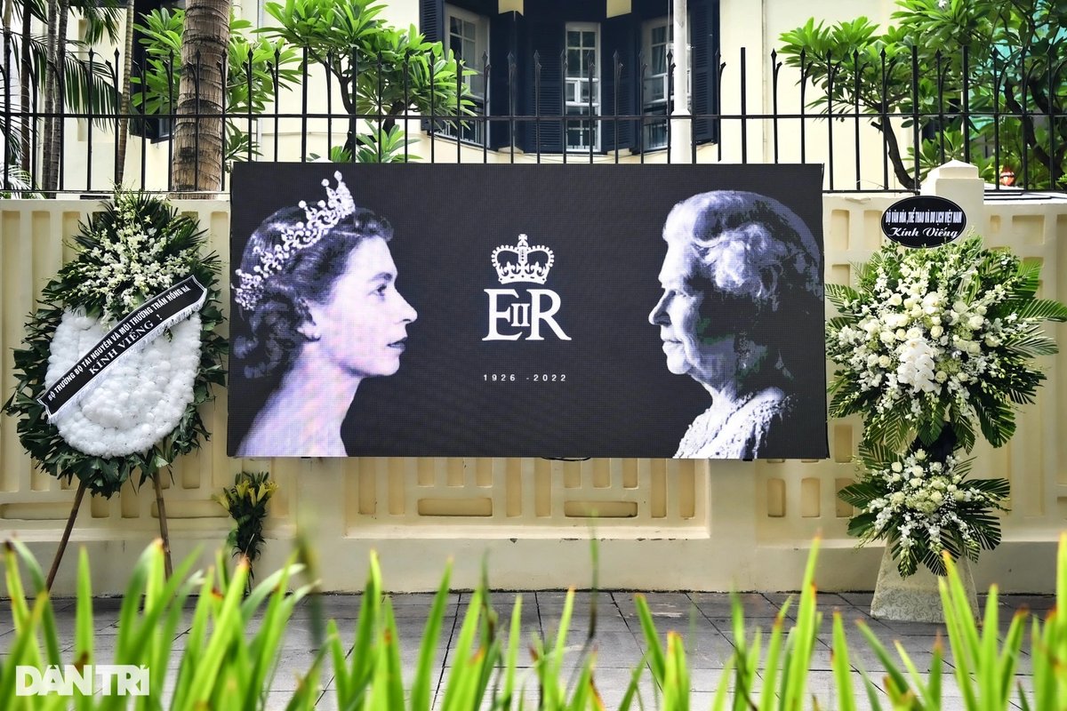 UKinVietnam's tweet photo. Our sincere gratitude to the Vietnamese people for laying flowers and sending messages of condolences for Her Majesty the Queen. We will continue to open the Book of Condolence until Friday (16 Sep) from 09:00 to 16:00 for people to come and pay tribute to the Queen. https://t.co/VWpPOfgG3p