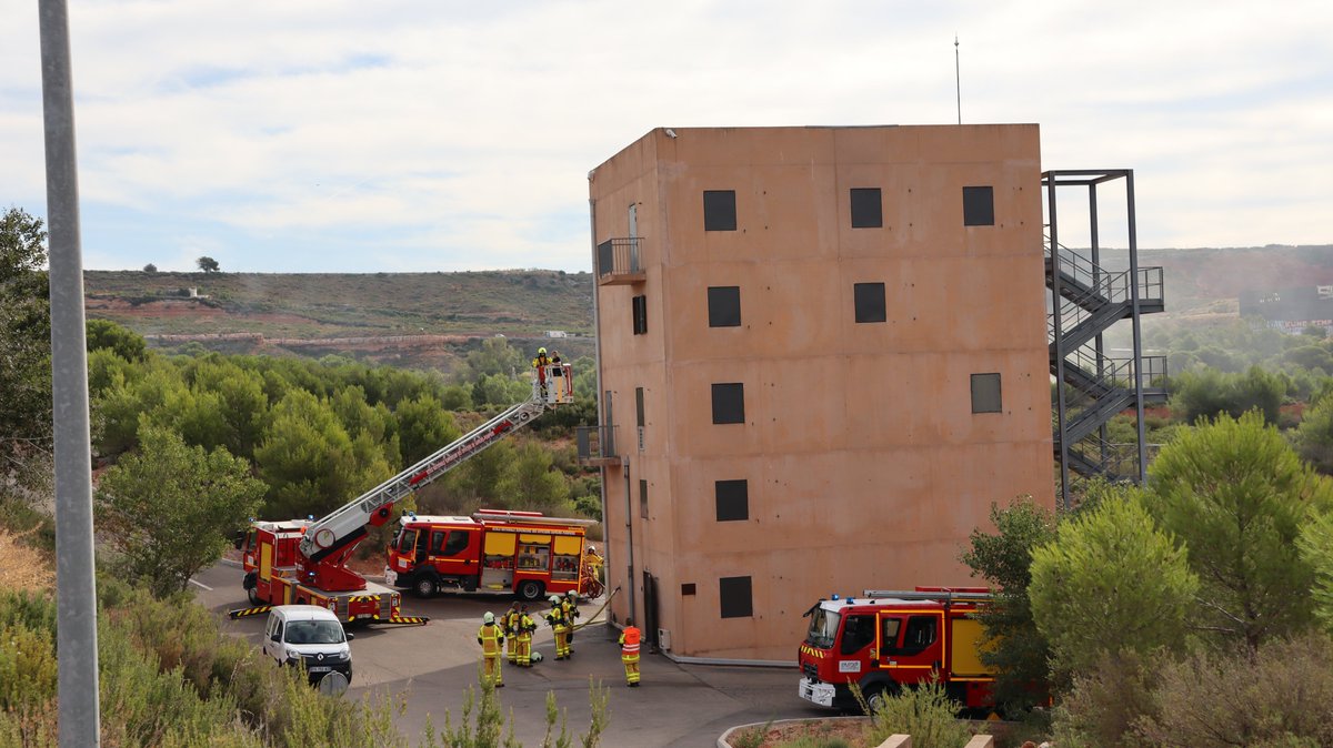 ENSOSP's tweet photo. Les 147 #OfficiersElèves des #FILT 103-104 et 105 poursuivent leur #formation
➡️Plateau technique #Vitrolles 👉caisson #feu
➡️Immersion #ops en #SIS
➡️Module #ODG👉encadrement d'une garde, entretiens managériaux - gestion des conflits
➡️Prévention - module #PRV1 #PRV2 https://t.co/QInP4kjSBT