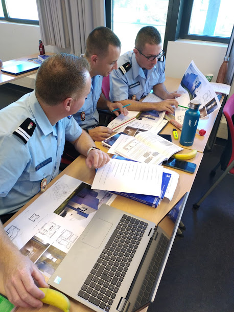 ENSOSP's tweet photo. Les 147 #OfficiersElèves des #FILT 103-104 et 105 poursuivent leur #formation
➡️Plateau technique #Vitrolles 👉caisson #feu
➡️Immersion #ops en #SIS
➡️Module #ODG👉encadrement d'une garde, entretiens managériaux - gestion des conflits
➡️Prévention - module #PRV1 #PRV2 https://t.co/QInP4kjSBT