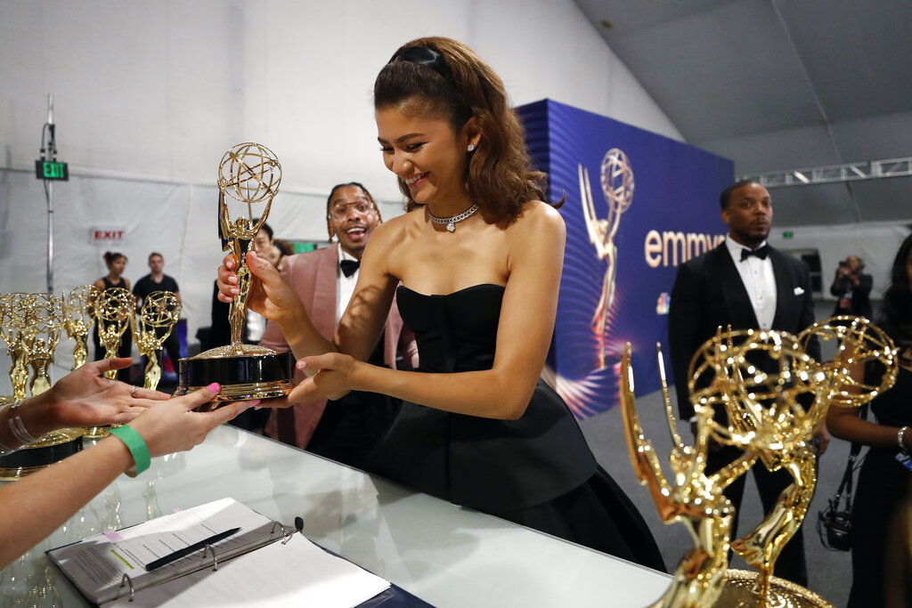 Zendaya Updates on Twitter: "Zendaya receiving her Emmy Award trophy