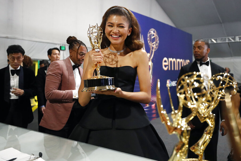 Zendaya Updates on Twitter: "Zendaya receiving her Emmy Award trophy