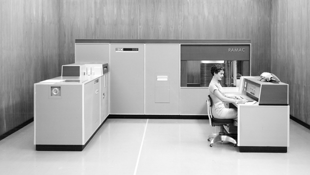 mariobianchi18's tweet photo. Il #13settembre 1956 esce l'#IBM305RAMAC, 1° computer commerciale dotato di memoria a disco magnetico a testine mobili. Occupa una stanza di 135 mq ed è uno degli ultimi a valvole della IBM. Costa 165.000 $. La capacità dell'unità disco è di 5 MB grazie a 50 dischi da 24 pollici. https://t.co/zAdDyyXUV1