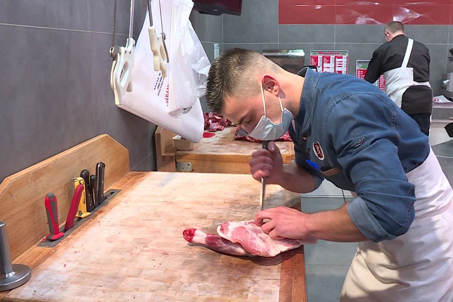 Fabien_Roussel's tweet photo. Il s’appelle Gauthier Détrés, il a 22 ans, il est Français et désormais champion du monde de boucherie dans la catégorie « jeune boucher ».

Toutes mes félicitations à ce jeune Girondin qui fait vivre un savoir-faire au service d’une meilleure alimentation pour toutes et tous ! https://t.co/CV49OtAx9z