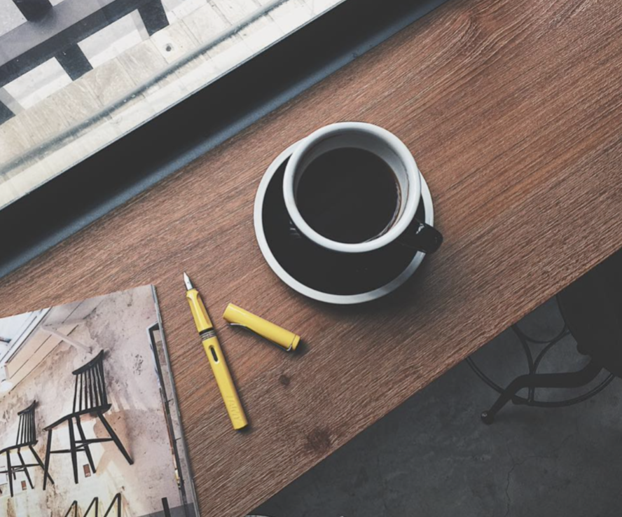 LAMY_Romania's tweet photo. "n duo perfect pentru diminețile de toamnă.💛☕ 

Comandă stiloul #LAMYsafari galben! https://t.co/nu36SvM0lb https://t.co/nRwBxLhYcU
