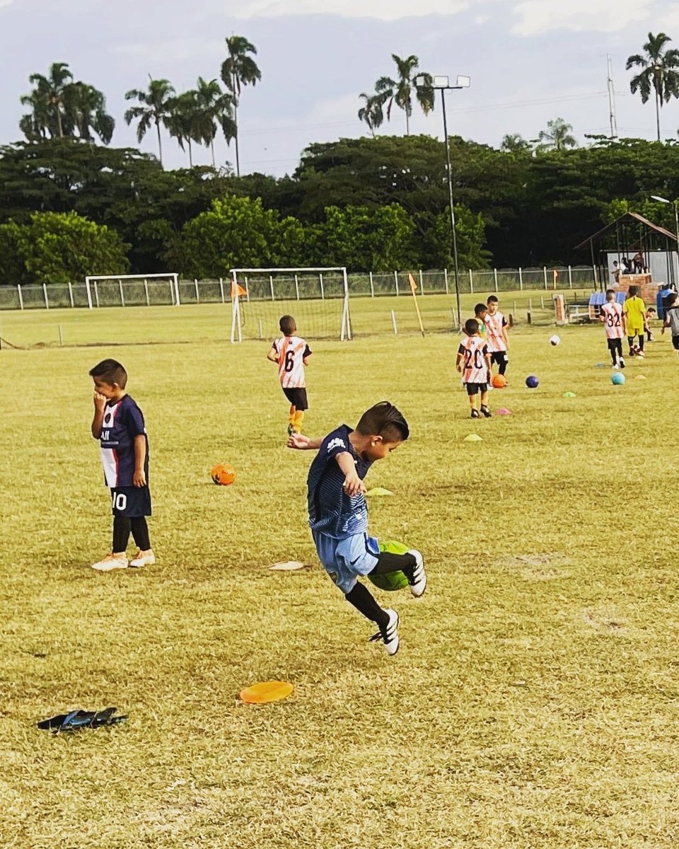 Valstiv3n's tweet photo. El burrito valencia #18 💚 Un amor para toda la vida!!! #envigadopalmira #futuro #futbol #categoria2017 https://t.co/WITvpDHBeW