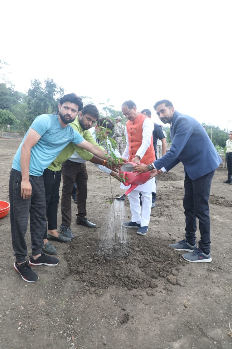 BJP4MP's tweet photo. मुख्यमंत्री श्री @ChouhanShivraj ने भोपाल के स्मार्ट पार्क में पीपल, सप्तपर्णी और मौलश्री के पौधे लगाए। #OnePlantADay https://t.co/qwsuCKEiB4