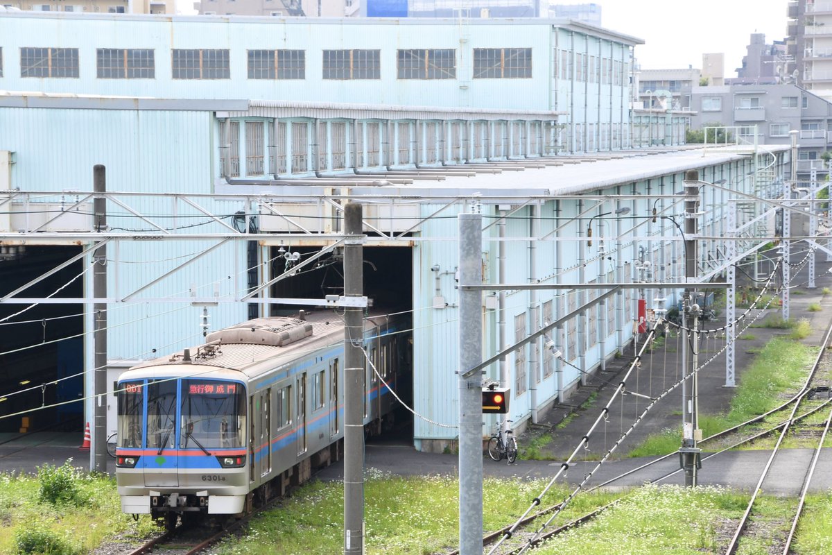 HcLa3kAUdnfZ8BG's tweet photo. 6301F 工場取込み

#6300形
#6301F
#三田線 https://t.co/25XKZRDF1S