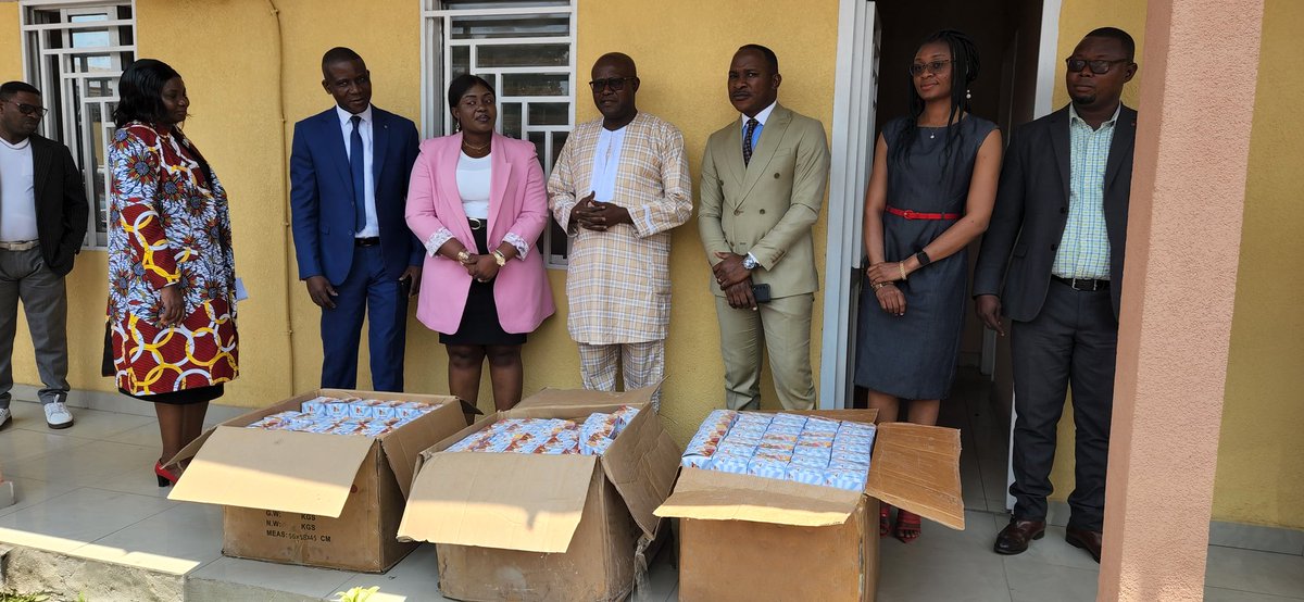 mandikordc's tweet photo. Mandiko Craies 🤝🏾 F.P.E.F. 
Dans le cadre de soutenir la gratuité de l'enseignement, la DG de Mandiko holding @eltondecherulia qui a été reçue par le DG du FPEF mr Jean Claude Ekofo,  a fait un don de plus de 50.000 pièces de craies. https://t.co/kjF49BTld5