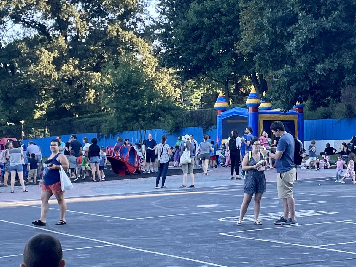 Steph_Nesmith's tweet photo. What an amazing turn out at our SCES Meet &amp; Greet! Our PTA outdid themselves in organizing games, food trucks, face painting and more to welcome back our families! https://t.co/rvDYenVHKr