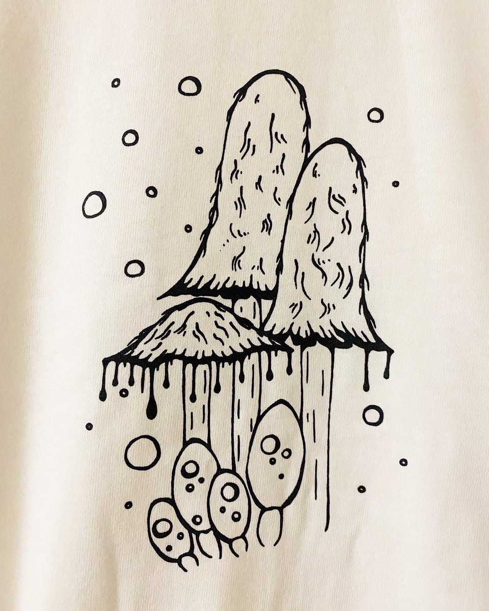 indianchunchun's tweet photo. ☆オリジナルデザインTシャツ☆

以前作ったブラックが
残り1点だったので
ホワイトを作ってみました✨

M サイズになります🍄

#きのこ #キノコ #Tシャツ 
#毒きのこ #毒キノコ 
#ササクレヒトヨタケ https://t.co/utQRCDuoku