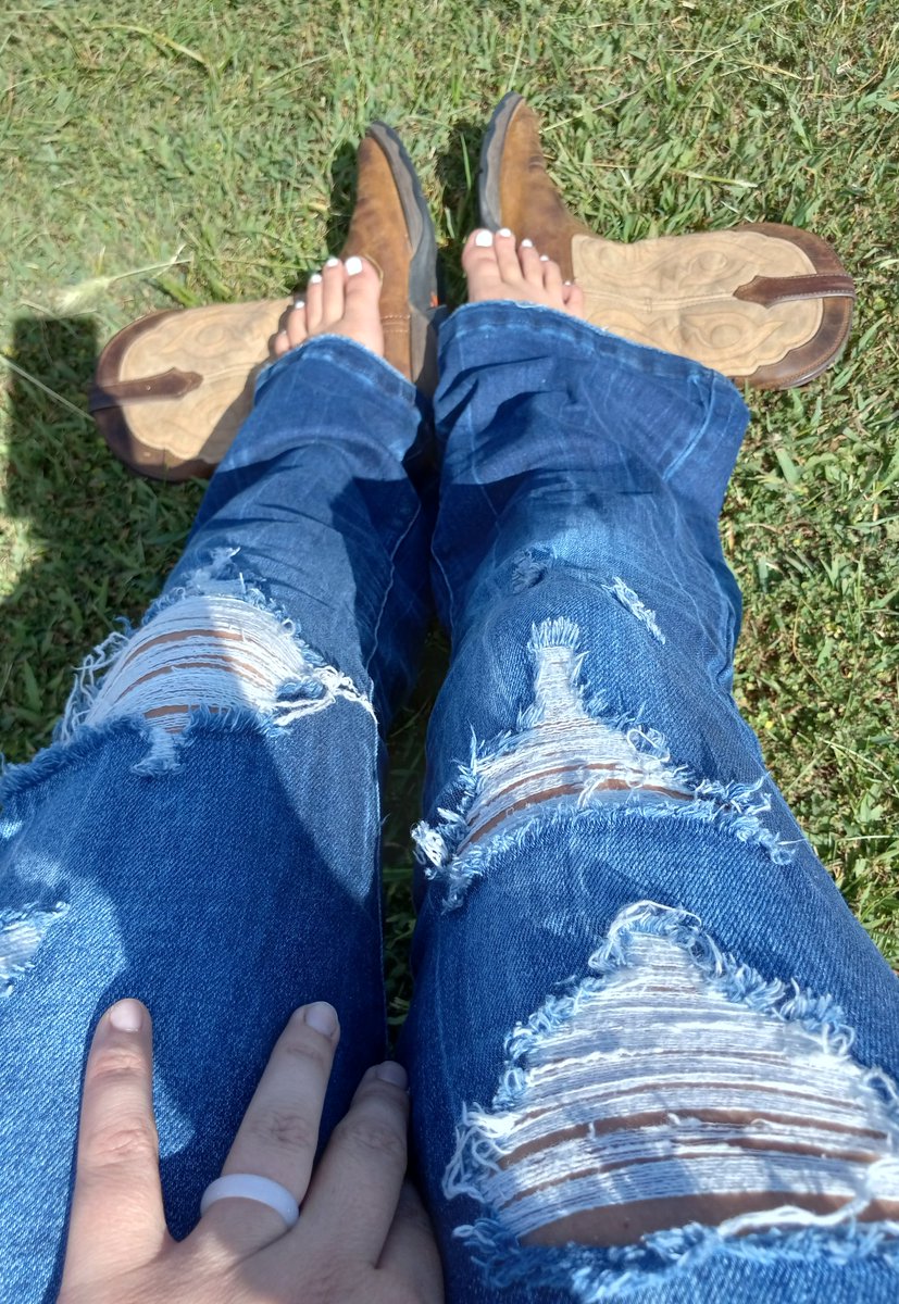 NikkiC0511's tweet photo. Country Girl Toes sneak peek!! More on Feetfinder 
#Boots #whitetoenails #sunshine #nailpolish #feetworship #feetfinder #feetpicsforsales #feet #toes 
https://t.co/BQWByxRa4t https://t.co/evvNdvwFCb
