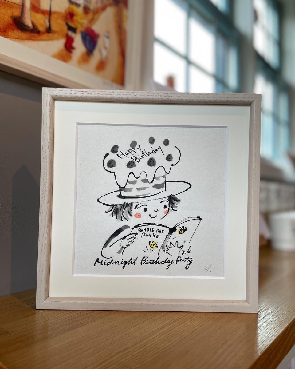 bumble_beebooks's tweet photo. あたんちゃんの原画は２つとも行き先が決まりました！
お店の滞在はあと半月。愛でておこう。

ご検討くださった方々もありがとうございました🥰

@tsukiyoco 
@nijinoehonya https://t.co/DIa7ubeU5x