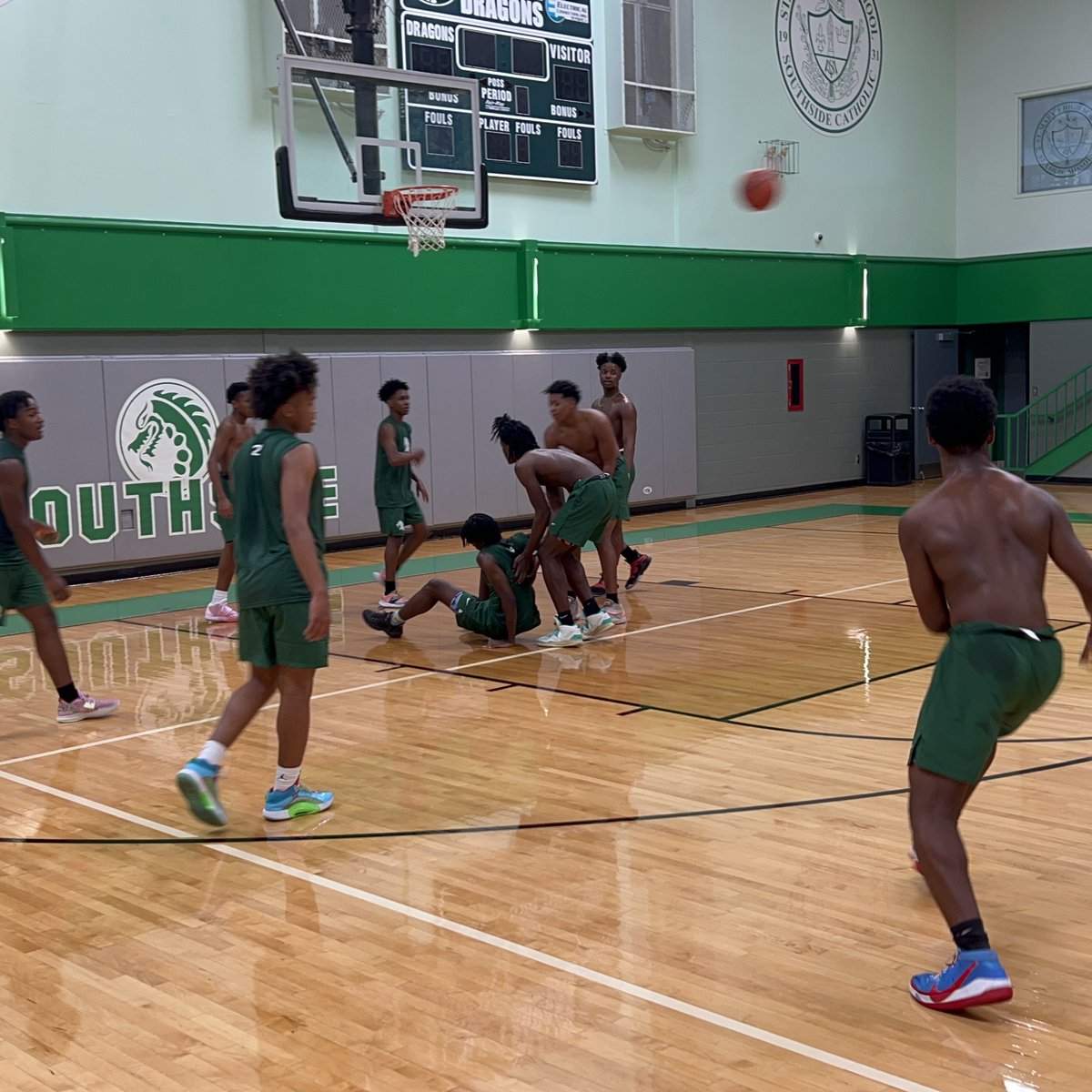SSCHoops's tweet photo. Starting off the week picking each other 🆙⬆️ #Southside #Dragons 🟢⚪️ https://t.co/DKqF7YuVld