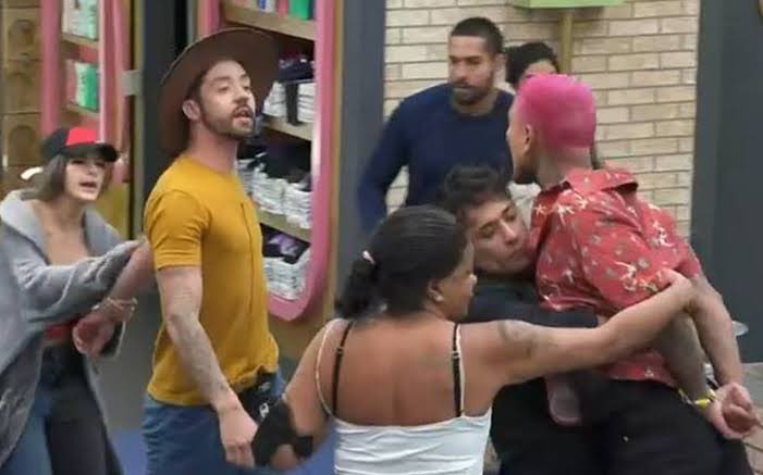 welkon_'s tweet photo. AVISO MUITO IMPORTANTE: Na fazenda não tem militância, a gente torce pra o participante mais tóxico, encrenqueiro e fofoqueiro, fãs chatos do bbb, não estraguem nosso amado reality. 
#AFazenda14 #AFazenda https://t.co/9b4lTSwSc2