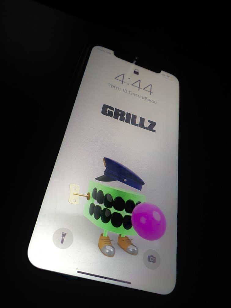 cryptoj1m00's tweet photo. Now I have a shiny phone like my Grillz 
@GrillzGang #NFT https://t.co/DEBhOmHFSY