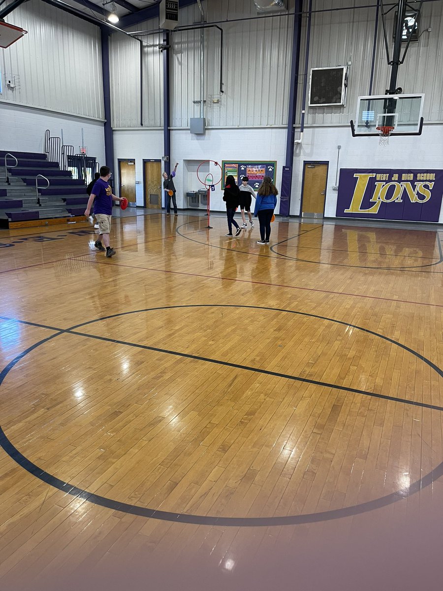 StranakWade's tweet photo. Playing disc golf in the gym. Found some pretty interesting ways to set up the course. #Lionsheart #Lionsfirst https://t.co/4Ig3wHrFrB