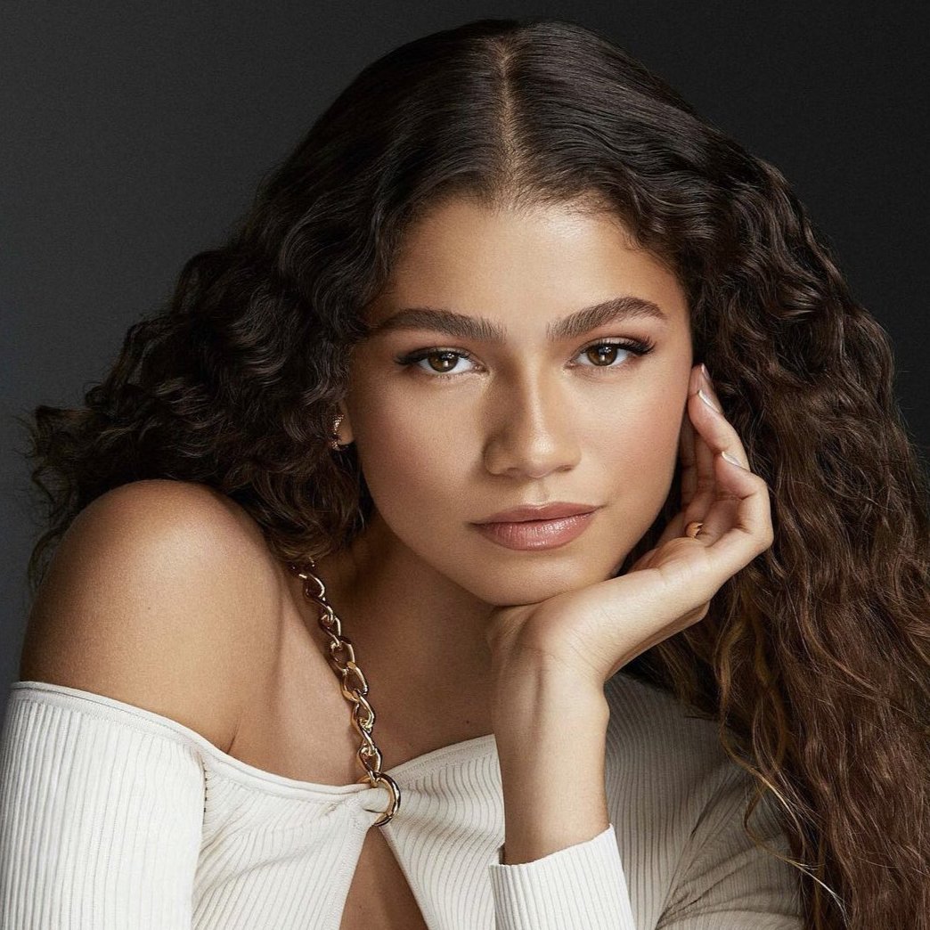 sboficial's tweet photo. 🚨 ZENDAYA vence o Emmy de “Melhor Atriz em Série de Drama” por sua atuação como Rue em “Euphoria”. #Emmys https://t.co/hMW2T8VaEz
