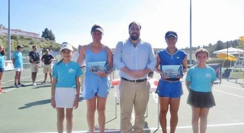 Not_Esportivas's tweet photo. ITF TENNIS!
Parabéns às tenistas campeães do @worldtennis de W25 de Santarém em Portugal.
Simples: @VDiatchenko / 🏆(21)
Duplas: Mai Hontama (🇯🇵)/ Maddison Inglis (🇦🇺)
#ITFtennis #tennis #ctsantarem #VitaliaDiatchenko #MaiHontama #MaddisonInglis https://t.co/TJKqT1Bsfo