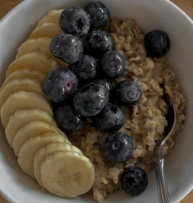 MaiLife23's tweet photo. Yes finally healthy breakfast 😌 🤎 #photography #aestheticphotography #aestheticdark #aestheticgrey #healthyfood #healthylifestyle #healthyeating #healthybreakfast #breakfast #oatsforbreakfast https://t.co/dKLhFMybNn