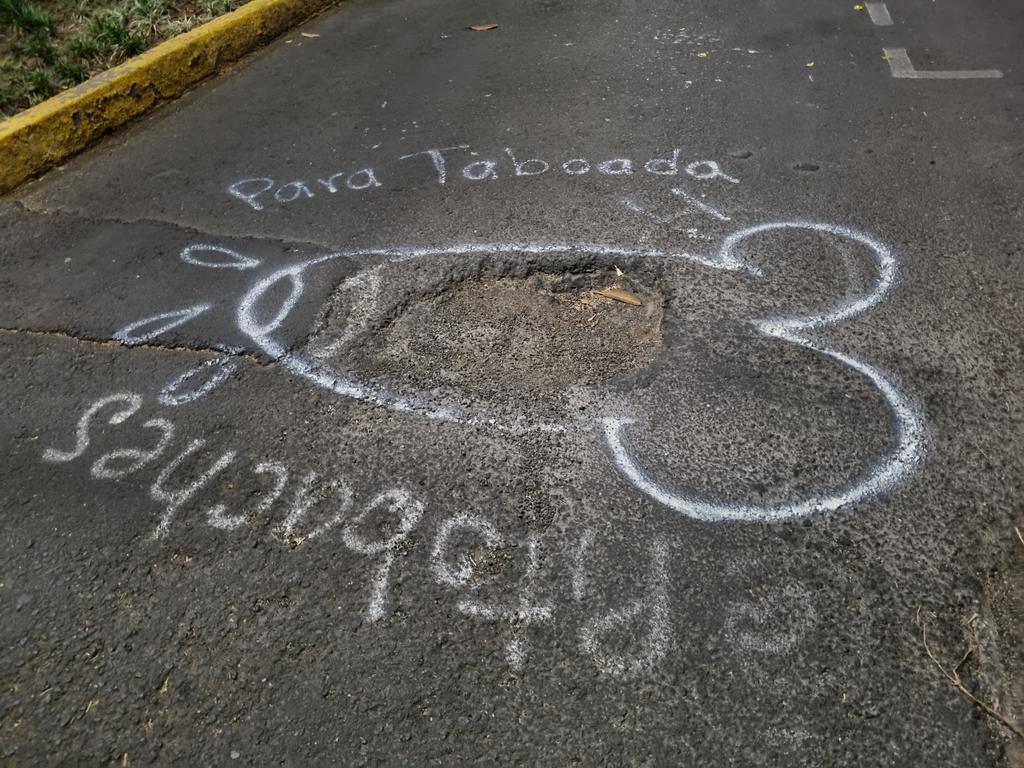 SBadui's tweet photo. @AccionesBJ @STaboadaMx  ya hasta le pusieron dedicatoria especial. 2 semanas y no hacen caso. Cada día es más grande y muchos coches caen ahí diario. ¿Lo van a tapar? https://t.co/zuxcqE5ONN