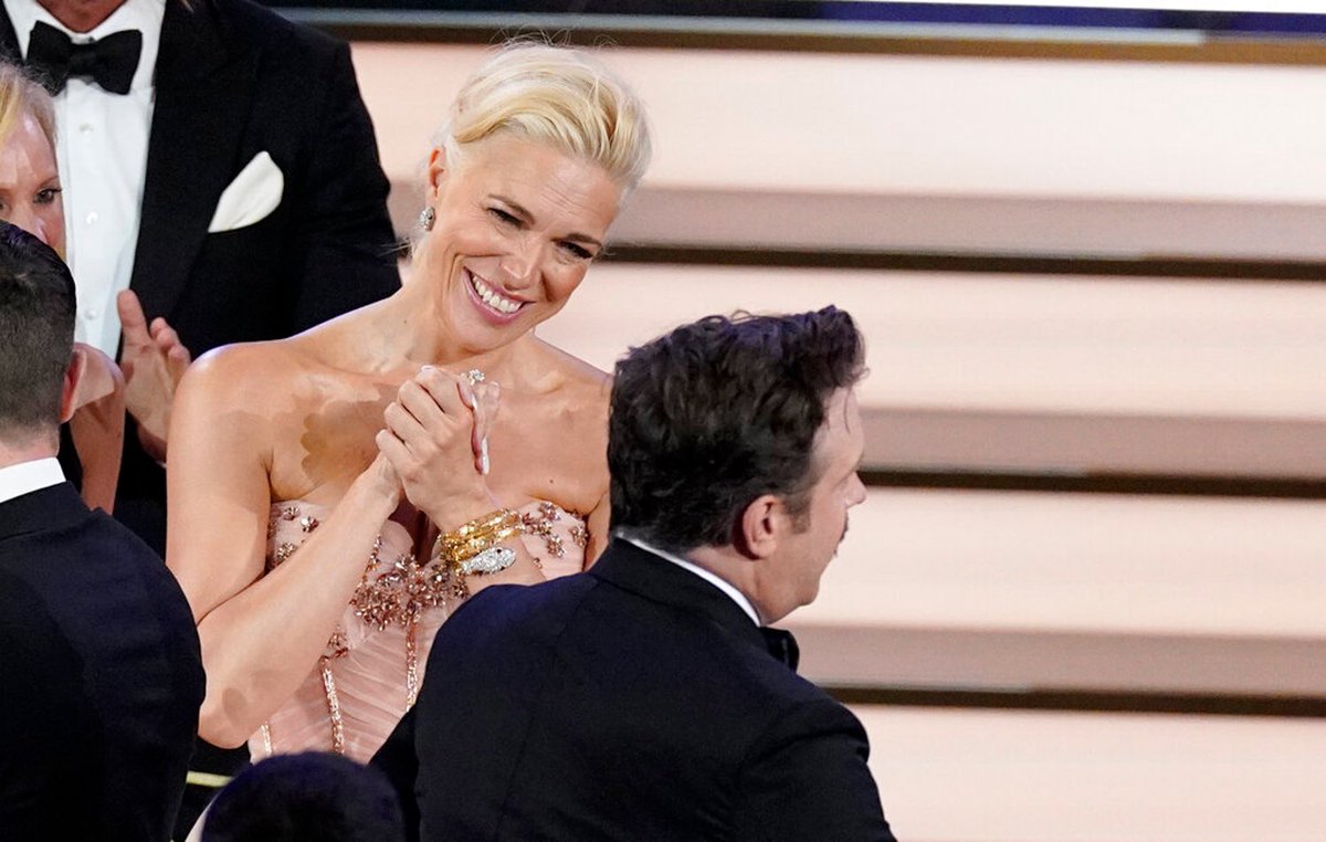 📸: Hannah Waddingham’s happiness at Jason Sudeikis winning Outstanding Lead Actor 🥹🖤 #TedLasso #Emmys #Emmys2022