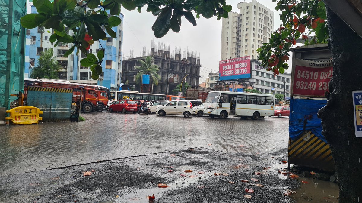 RohanPradhan198's tweet photo. This is thesituation daily morning at Hypercity signal Kasarvadavali No traffic police are available to control the situation.Signals are not followed by trucks and then allthe school buses,ambulances,office bus stuck in traffic.Please do something.@TMCaTweetAway @ThaneTraffic https://t.co/52PWZxzxZ1