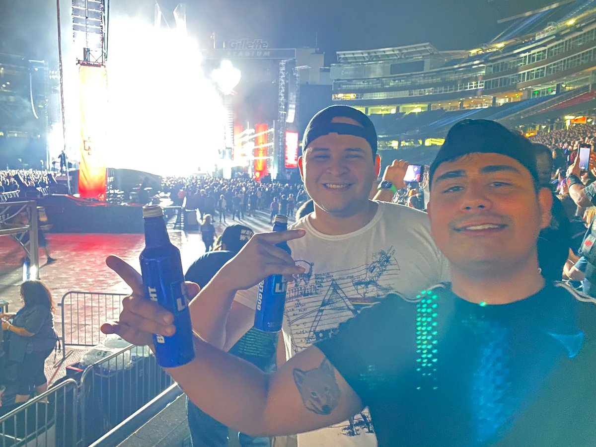 CaballeroM_'s tweet photo. Fui a ver a Rammstein, aún no lo supero🔥🤩 #Rammstein https://t.co/WKQOlmFaCX
