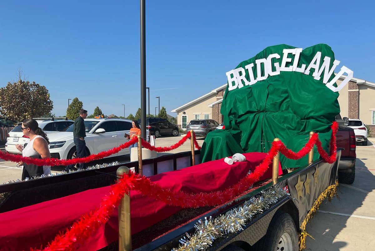 We had a fabulous night in Hollywood at the HOCO Parade! 🤩

Shout out to Mr Benker and our incredible HOCO Float Committee for putting all of this together and creating an awesome experience for the girls 🙌🙌🙌

#BridgelandBest