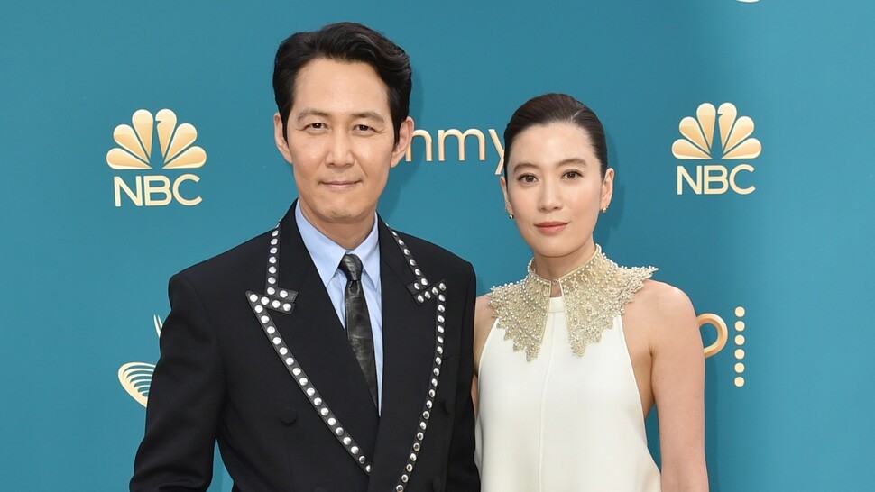 Flitto_Inc's tweet photo. [K-star] Lee Jung Jae appears on the 'Emmys' red carpet hand-in-hand with girlfriend Lim Se Ryung, 'Squid Game' crew arrives in style📽️ Check it out and Flitto it to your language.🌍https://t.co/K3U4NuV9qz
https://t.co/oNGyD5hwOe

#Emmys2022 #LeeJungJae #SquidGame #Flitto https://t.co/FpKzKCts1j
