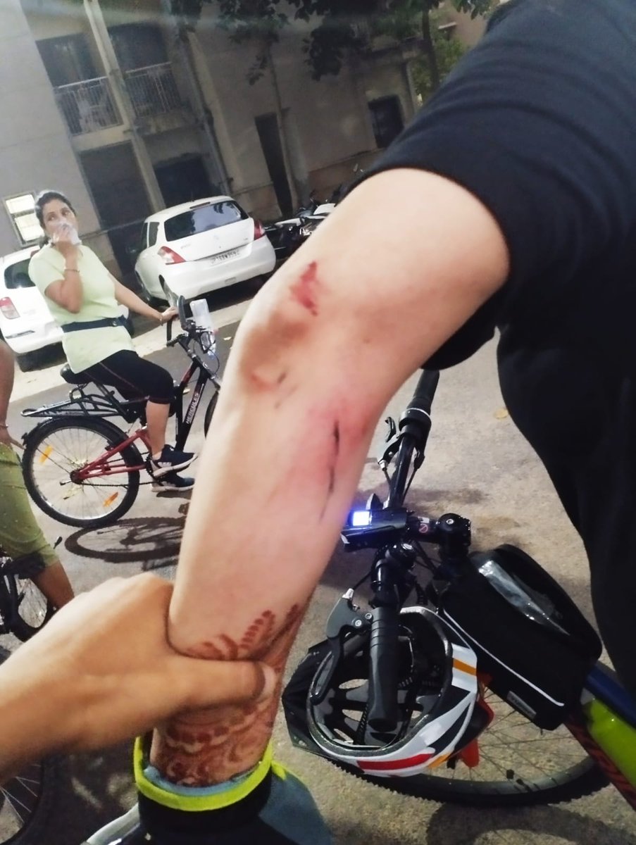 Female cyclists attacked by an unknown scooty rider near sector 52 metro station, Noida at 5 am.
He came from behind and pushed the cyclists, guy was wearing a blue t-shirt.

#noidapolice #women #Noidawoman #UPPolice