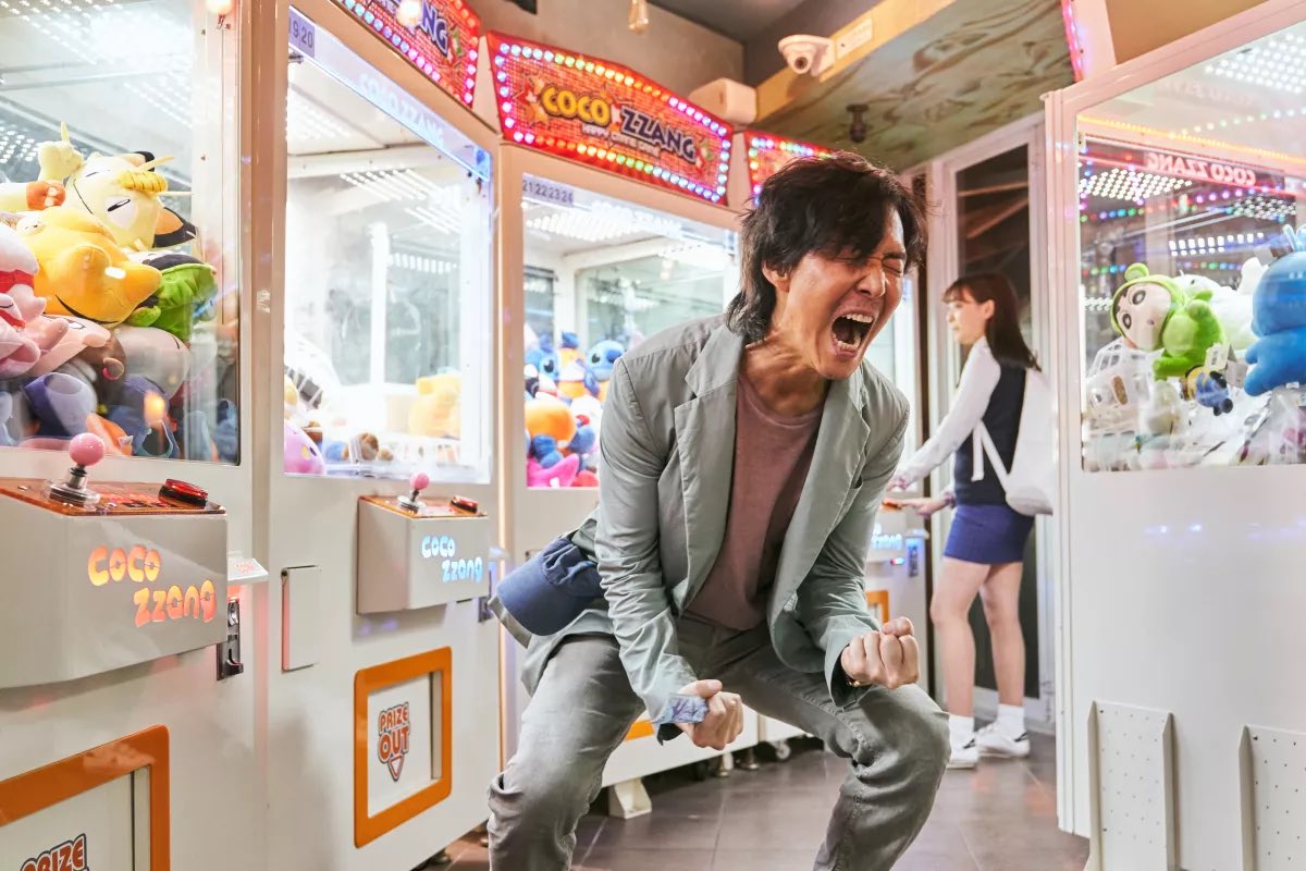 FilmUpdates's tweet photo. Lee Jung-jae wins Best Actor in a Drama Series for SQUID GAME at the 2022 #Emmys https://t.co/5UUOTQsHK3