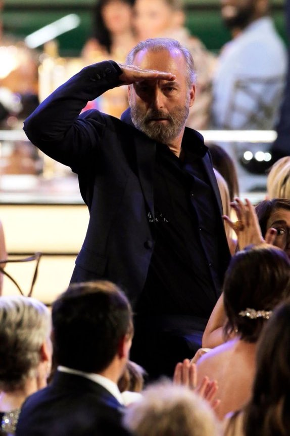 soyemajuarez's tweet photo. Bob Odenkirk buscando su #Emmy robado. #Emmys2022 #Emmys https://t.co/XHlG8Ls3fT