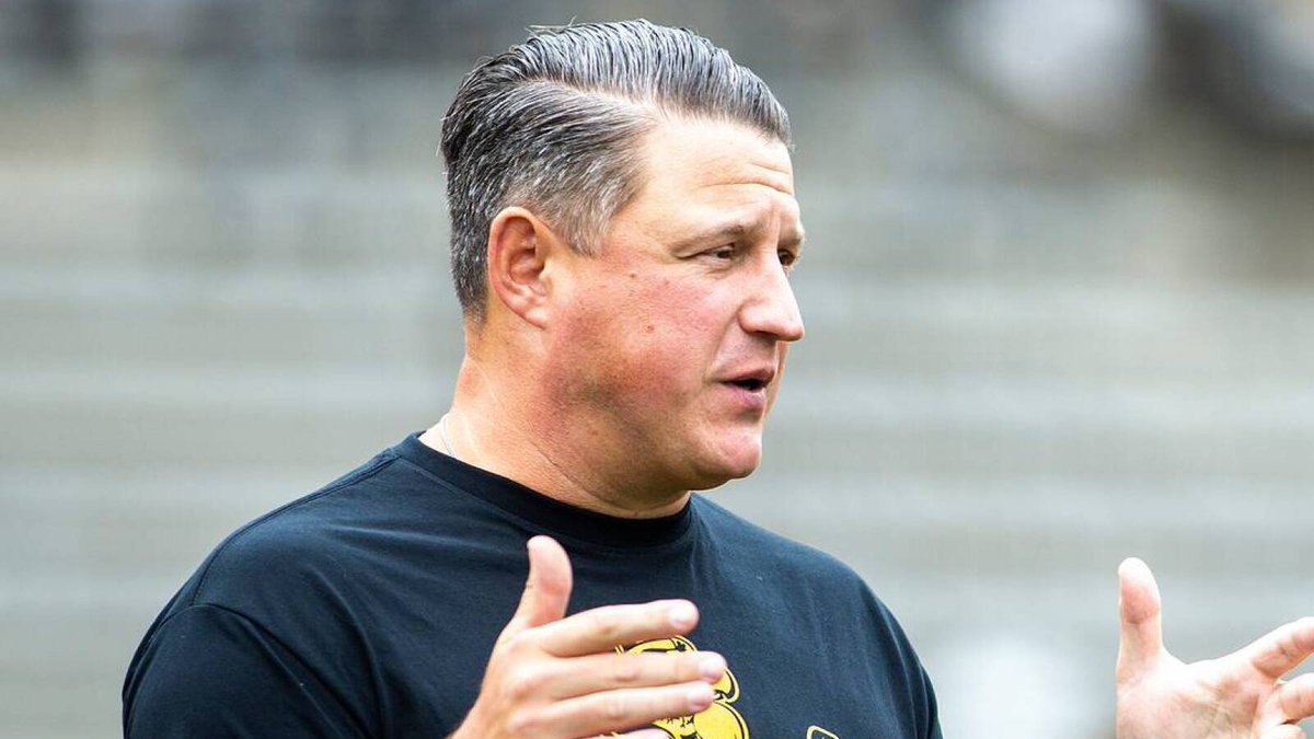 KulhaSports's tweet photo. Bob Stoops tells Iowa offensive coordinator Brian Ferentz to "break free from the family business" 

Read more on @yardbarker: https://t.co/2nobPRSzVS 

#Iowa #Hawkeyes #BoomerSooner #CFB https://t.co/Pl2cbqAhkj