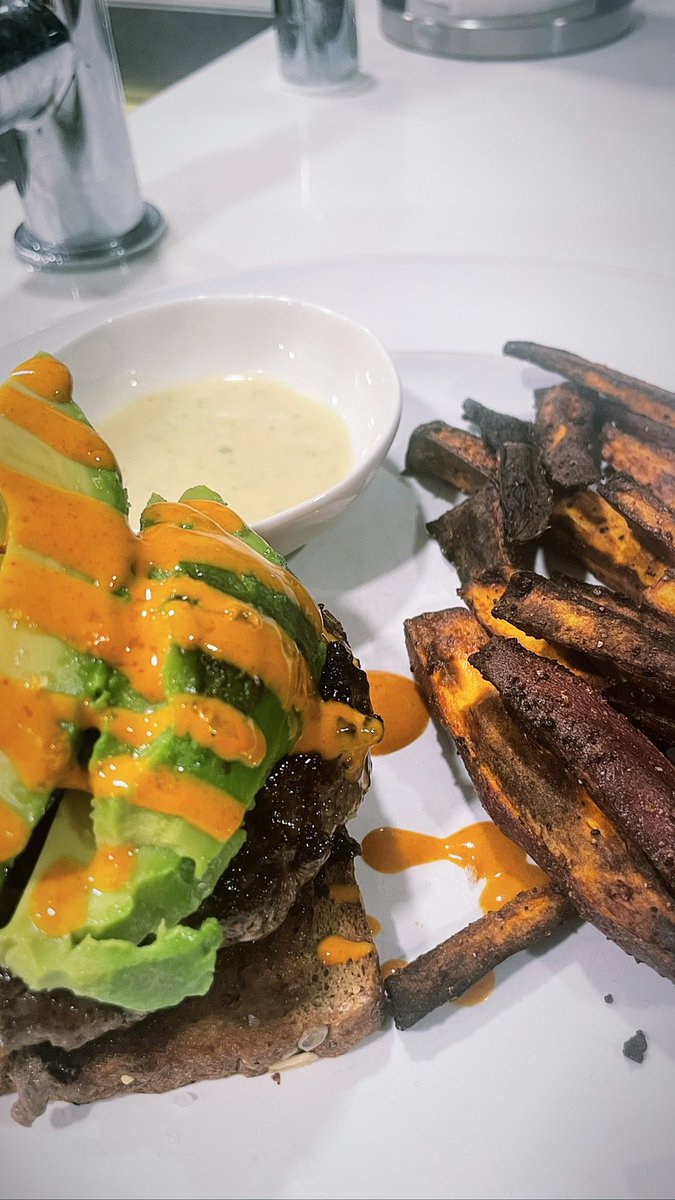 eatsbyparker's tweet photo. jalapeño and onion stuffed beef patty seared in tallow on seeded toast, topped with fresh avocado, buffalo sauce and sea salt. garlic, salt and pepper air fried sweet potato fries with avocado oil ranch. https://t.co/JFZ7TBZhdf