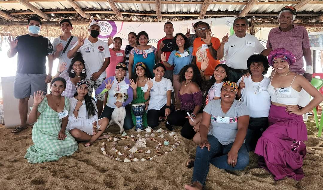 afrocaracolas's tweet photo. Hoy trabajamos en la Asamblea-Tallercita de derechos humanos e identidad afromexicana en Puerto Marques, municipio de Acapulco. Para nosotras, es muy importante la memoria oral de nuestras mayoras y mayores porque preserva la identidad #afrodiaspórica. 
@CNDH #Afrodescendientes https://t.co/bkKmBsmbT9