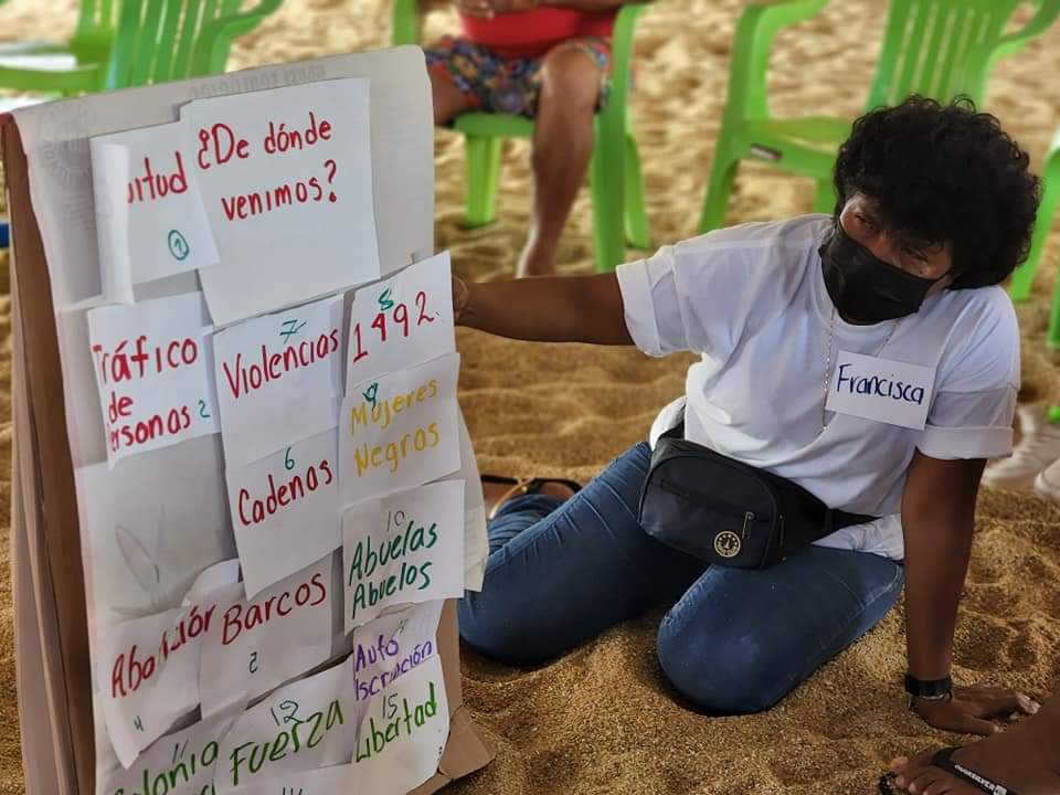 afrocaracolas's tweet photo. Hoy trabajamos en la Asamblea-Tallercita de derechos humanos e identidad afromexicana en Puerto Marques, municipio de Acapulco. Para nosotras, es muy importante la memoria oral de nuestras mayoras y mayores porque preserva la identidad #afrodiaspórica. 
@CNDH #Afrodescendientes https://t.co/bkKmBsmbT9