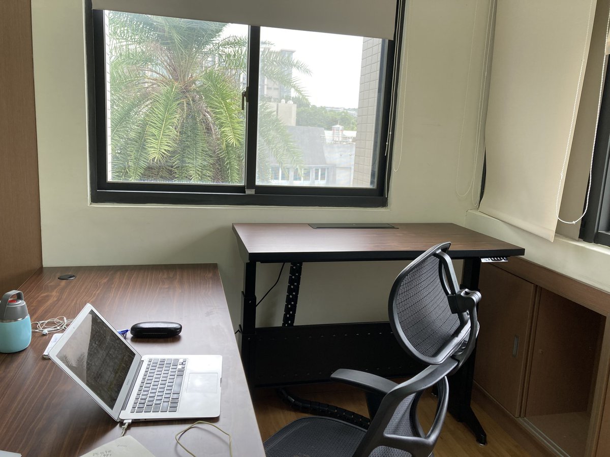 CChenWu's tweet photo. Yes! The standing desk is here! https://t.co/YsfN0aaFNg