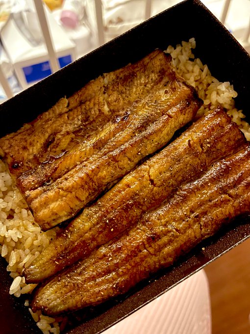 昨日は本当に良い日だった☺️
離れていても心で繋がるって幸せなんだなぁ。鰻弁当美味しいし、一人一人にハリウッドの家をプレゼントしたいくらい好き！ https://t.co/BoTOMHQ8et
