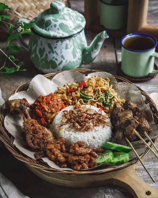 foodietariaa's tweet photo. 🛎 Heyhoo Paket~

To : @BangkokState @OFCGASWARA  @Selcouthai 
Order : (Nasi goreng, Nasi uduk,Lontong sayur, Miso soup, Karage Chicken, Chicken gordon bleu,Pizza, Banana Milk,Milk tea, Choco latte, Dalgona coffee, Macaron)

(-) https://t.co/bAMEqlfFrz