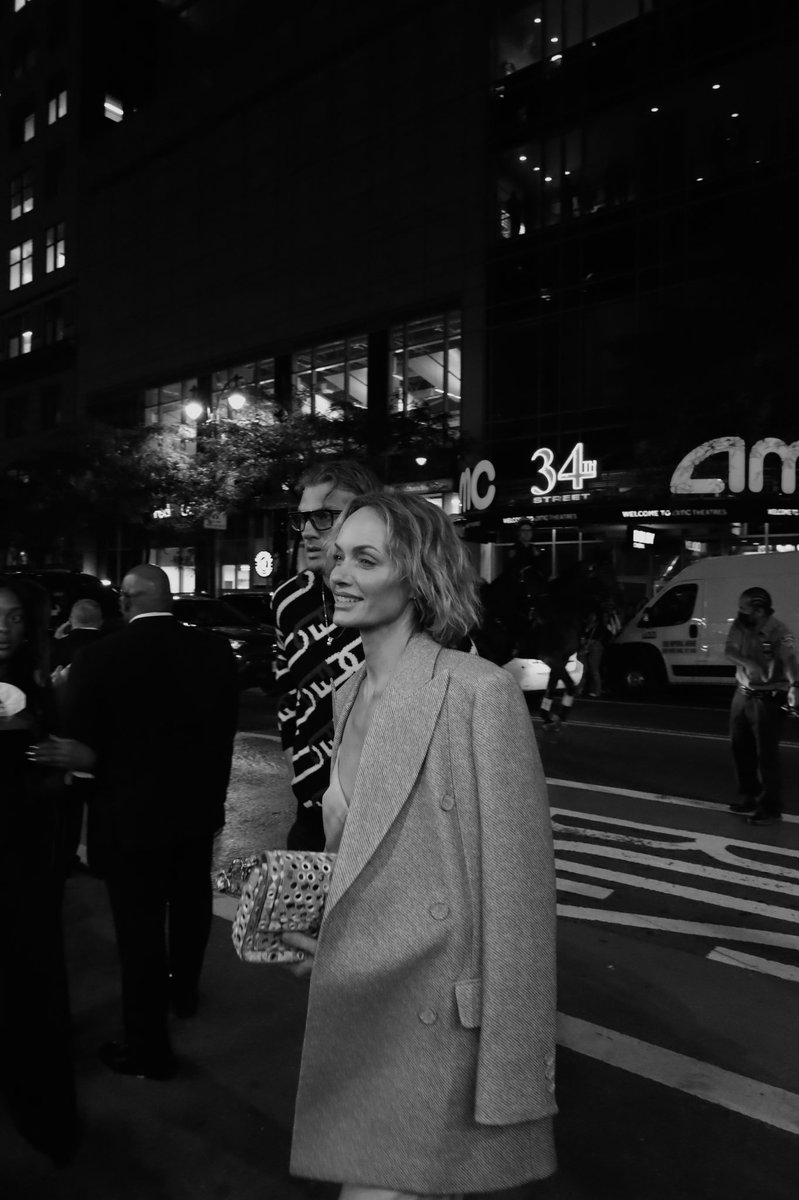 Pauldelloz's tweet photo. New York Fashion Week // 25th Anniversary Fendi Baguette #FendiBaguette #FendiFW22 #NYFW #SarahJessicParker #AmberValleta #EvanMock https://t.co/hKhvqPtqKC