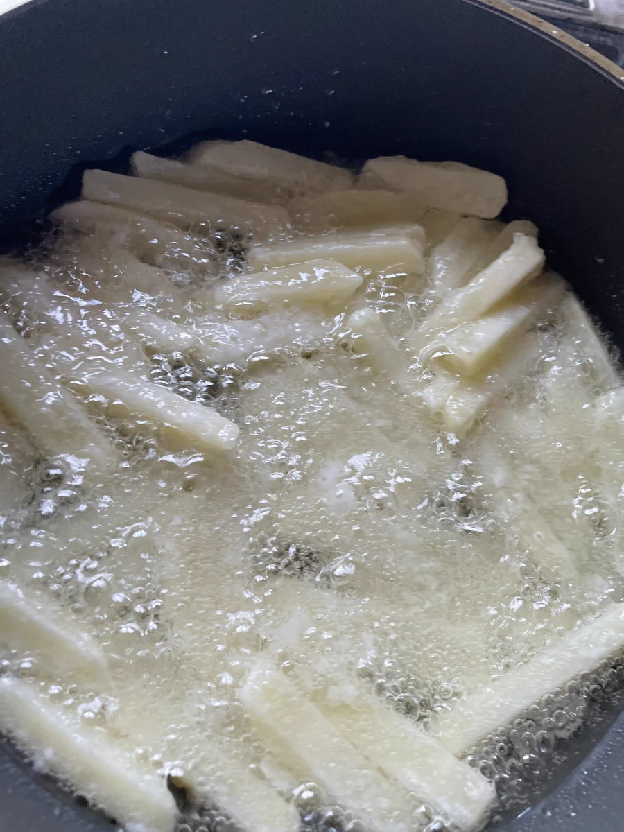 大量の「妹」を揚げている？！美味しそうなフライドポテトw