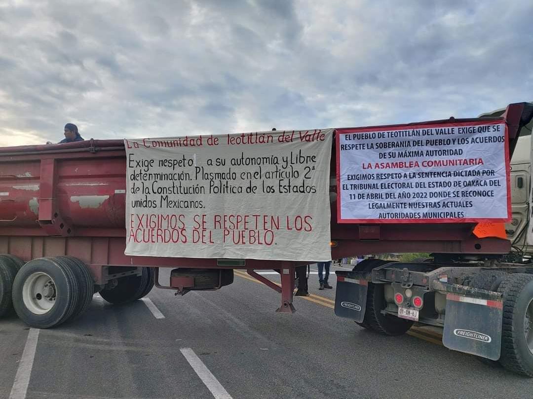 rrrleLA's tweet photo. The community of Teotitlán del Valle is continuing the blockade of the int HWY 190 on this 18c night. Fighting for government recognition  and respect of their sovereignty. https://t.co/O4jY2sEKwt
