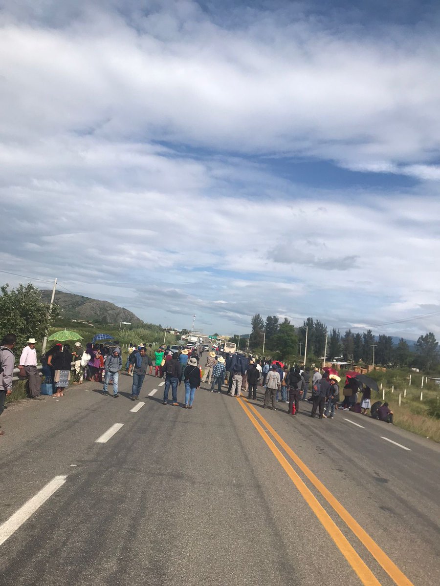 The community of Teotitlán del Valle is continuing the blockade of the int HWY 190 on this 18c night. Fighting for government recognition  and respect of their sovereignty.