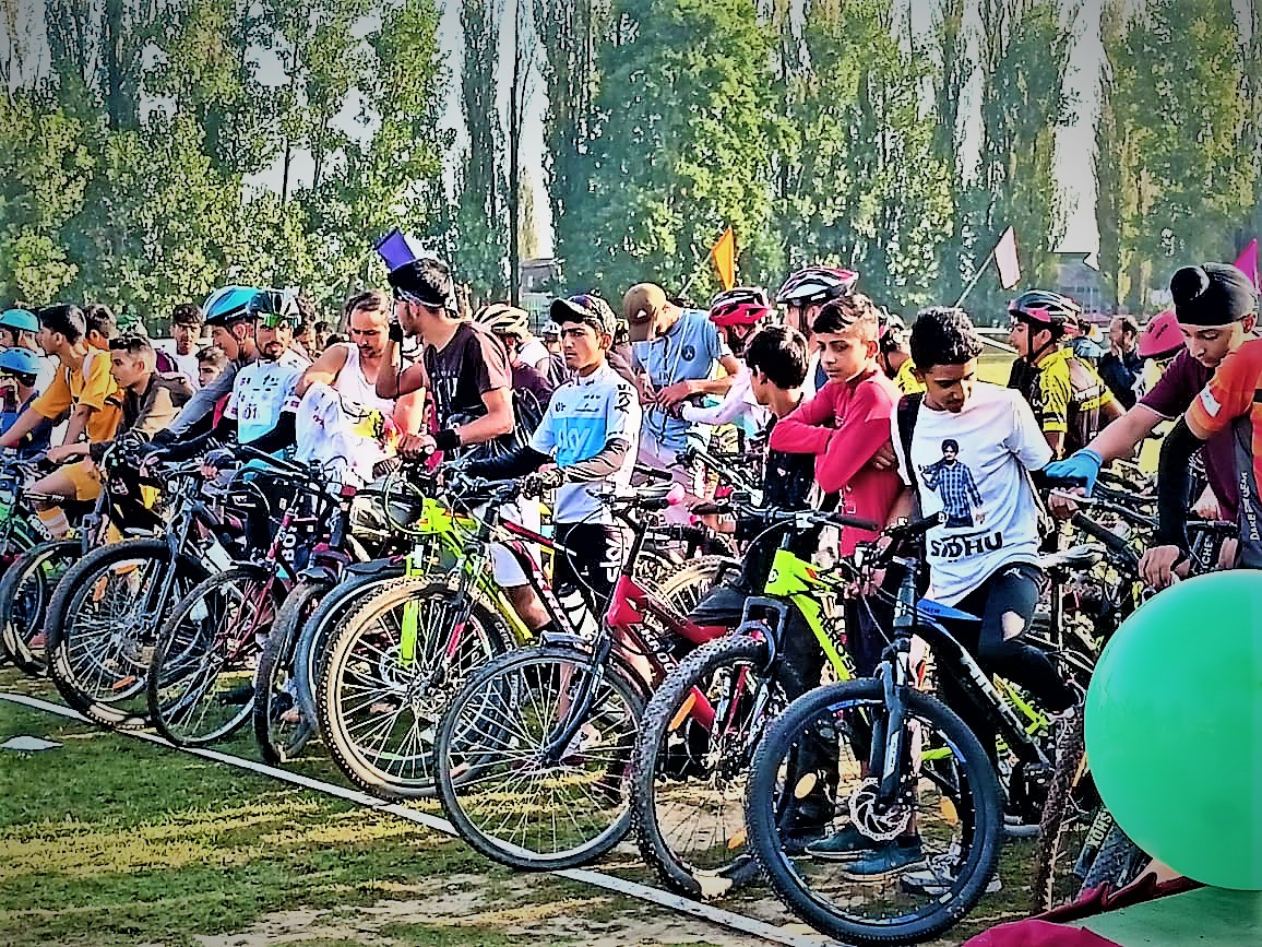 KashmirLover8's tweet photo. #RideKashmir 🚲 Men Cycling Rally
“For those who race, there’s no better sensation than being on top of your gear"
@Hero_Cycles
@sn_premium
@ICICIBank
@adgpi
@ChinarcorpsIA
@NorthernComd_IA https://t.co/9XOl1qe0MR